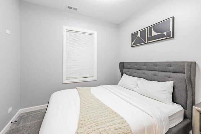 Building Photo - 4634 S Langley Ave