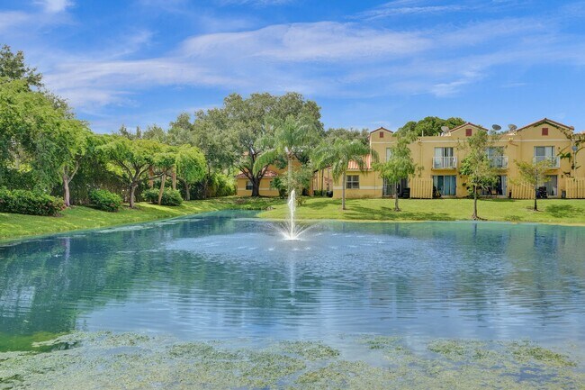 Building Photo - Townhouse with 2 Beds, 2.5 Baths, In-Unit ...