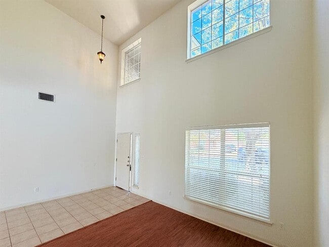 Building Photo - 1913 Short Summer Dr