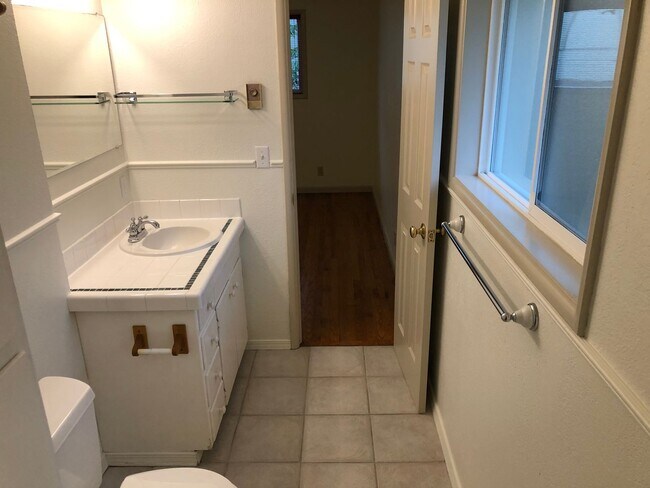 Building Photo - Updated 3 bedroom 3 bath house in Eugene!