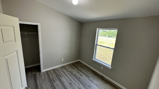 Building Photo - MOVE-IN SPECIAL: $500 off your first month's rent!