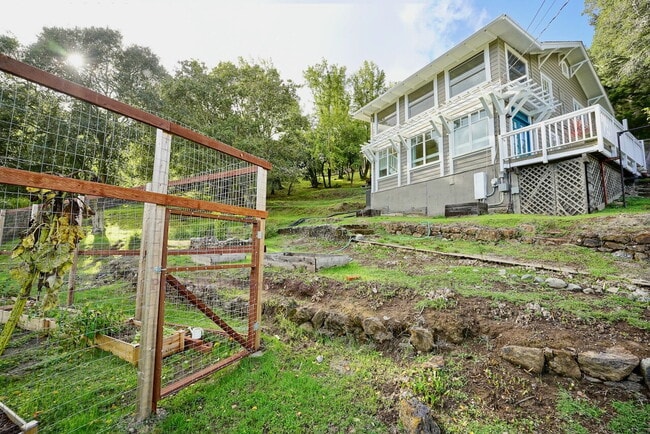 Building Photo - Lovely Two-Story Home With 3 Bedrooms and ...