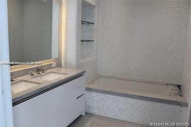 Building Photo - 16901 Collins Ave