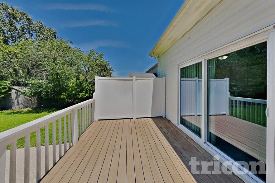 Building Photo - 2773 Riverbend Dr