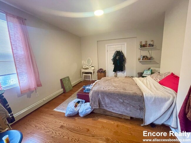 Building Photo - 75 Putnam St