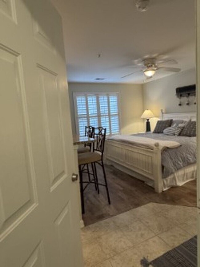 Building Photo - FULLY FURNISHED EFFICIENCY SUITE AVAILABLE