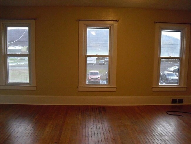 Building Photo - 749 E State St