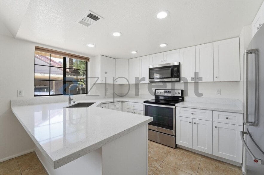 Building Photo - 609 E Mesquite Cir