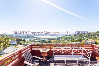 Building Photo - Bright Penthouse Style Condo With World Cl...