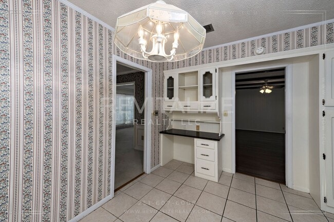 Building Photo - Beautifully Preserved 4 Bd / 3 Ba Vintage ...