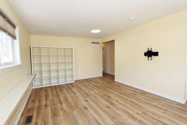 Building Photo - Charming Single-Level Home on Cul-de-sac