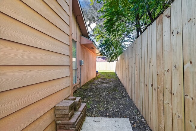 Building Photo - 16106 Barbarossa Dr