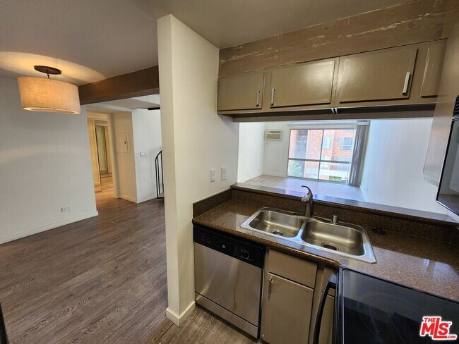 Building Photo - 1440 Veteran Ave