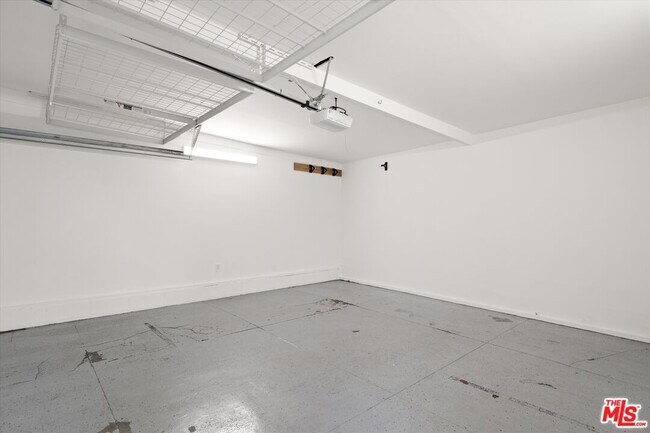 Building Photo - 2002 Kelton Ave