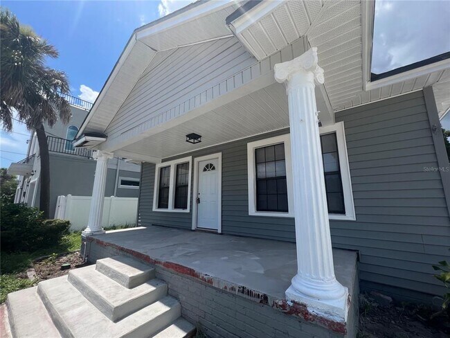 Building Photo - 2111 W Cass St
