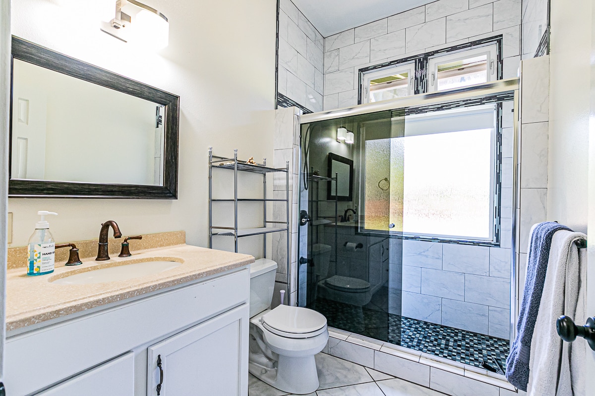 Main bath - 15-1834 13th Ave