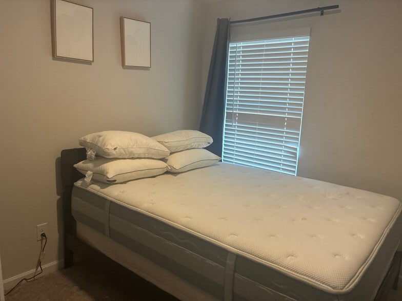 Building Photo - Room in Townhome on Shaffer Ct