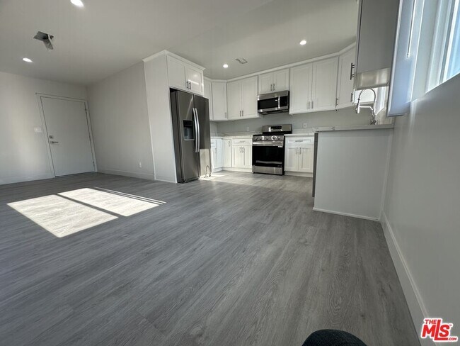 Building Photo - 1118 S Holt Ave