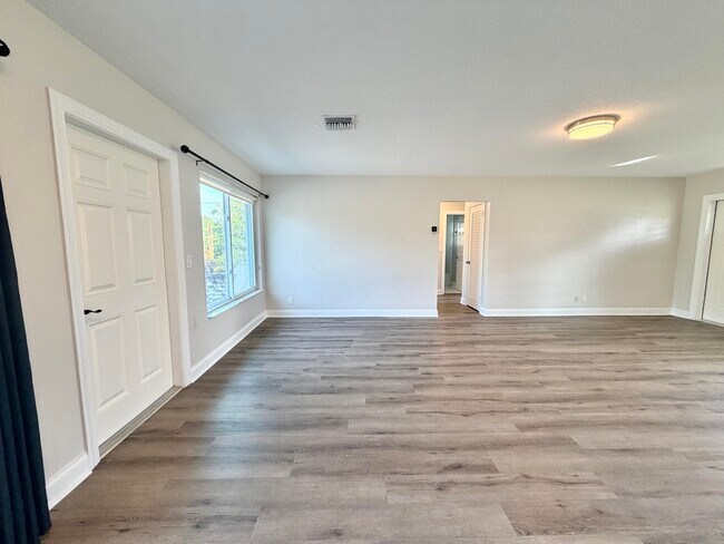 Building Photo - 1615 Crest Dr