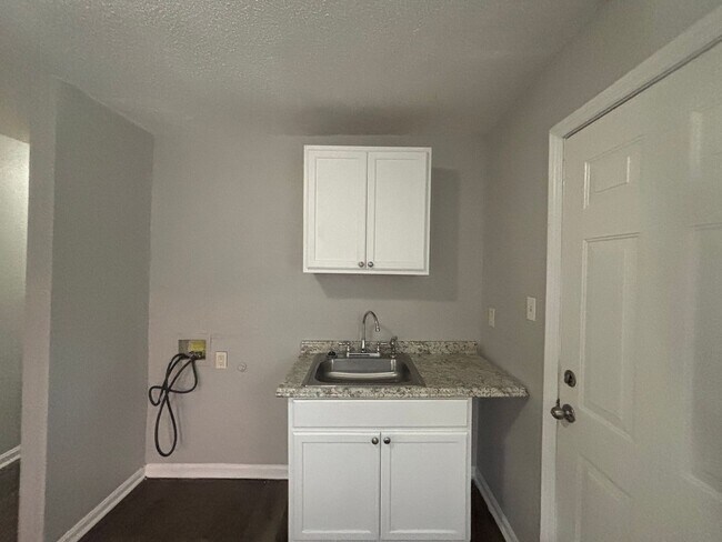 Building Photo - 3034-3036 Sinclair St