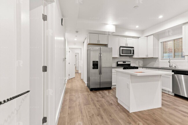 Building Photo - (Arely:B) 1209-1211 N. Beachwood Drive