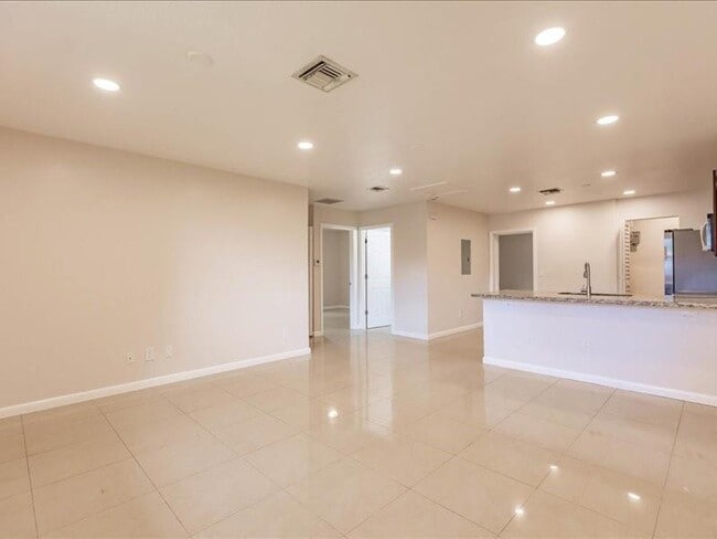 Building Photo - 5201 NW 17th Ct