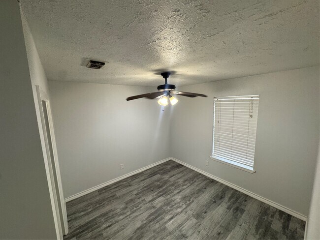 Building Photo - 3227 Fernrock Dr