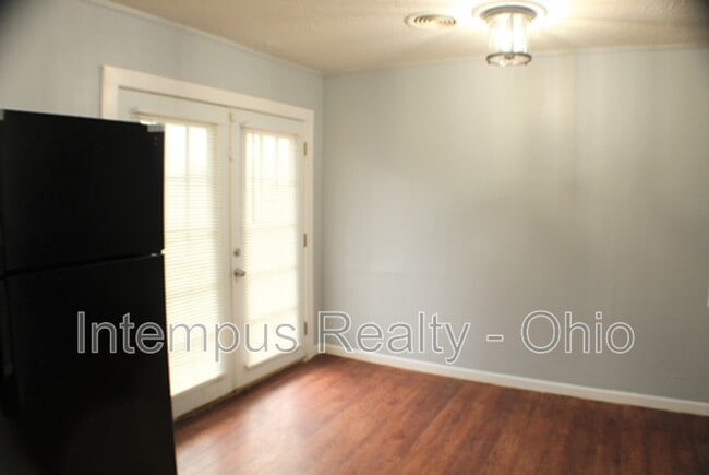 Building Photo - 967 Duxberry Ave