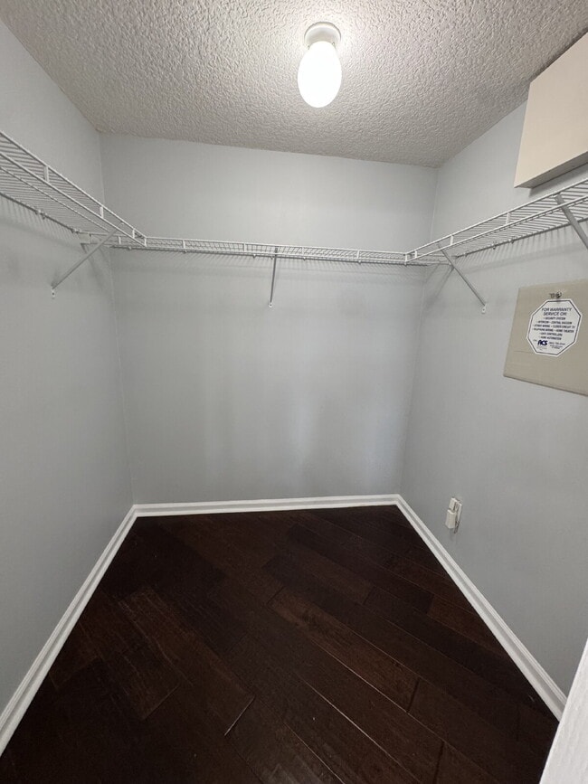 Building Photo - 4 bedroom 2 bath home with large fenced in...