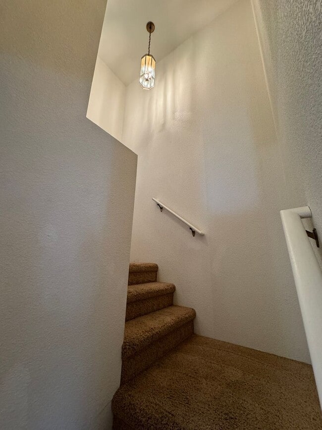 Building Photo - Townhouse in NE Grants Pass, Close to Shop...