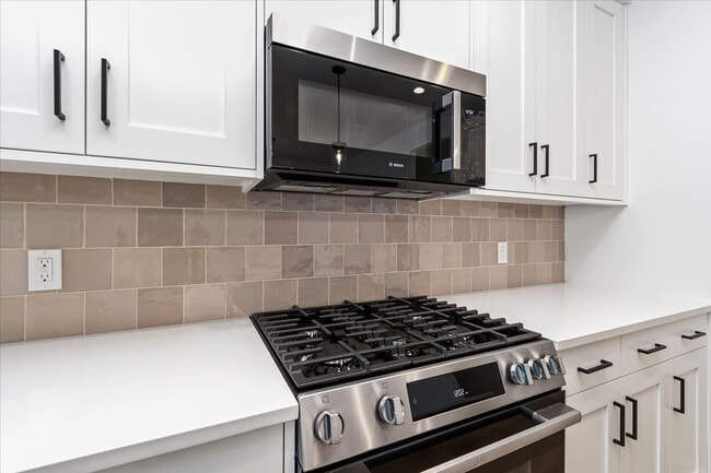 Building Photo - Brand New 3 Bed 2.5 Bath Townhouse With Many Amenities