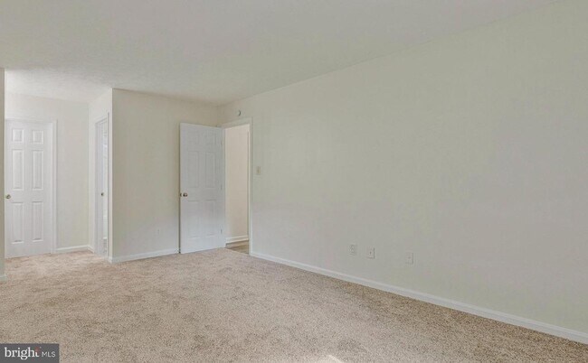 Building Photo - 10070 Oakton Terrace Rd