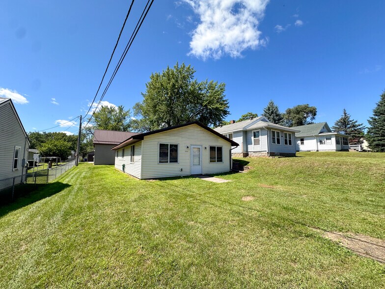 Building Photo - 1317 La Crescent St