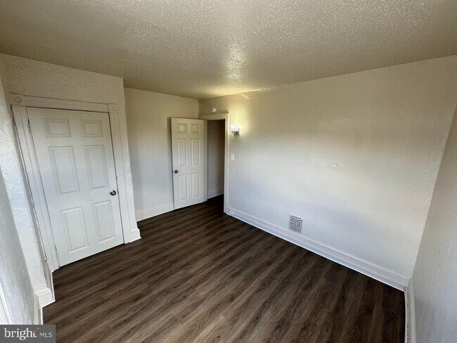 Building Photo - 620 W 2nd St