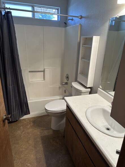 Bathroom pic 1 - 407 Crocker St
