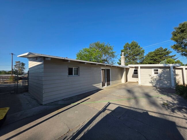 Building Photo - 2021 N Rd 48