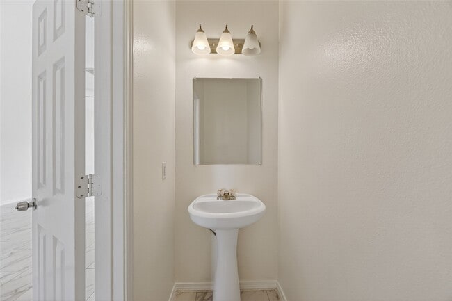 Building Photo - 20747 Settlers Lake Cir N