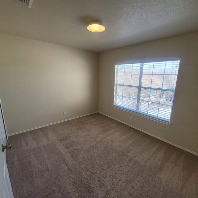 Building Photo - Perfectly Located near Medical Center