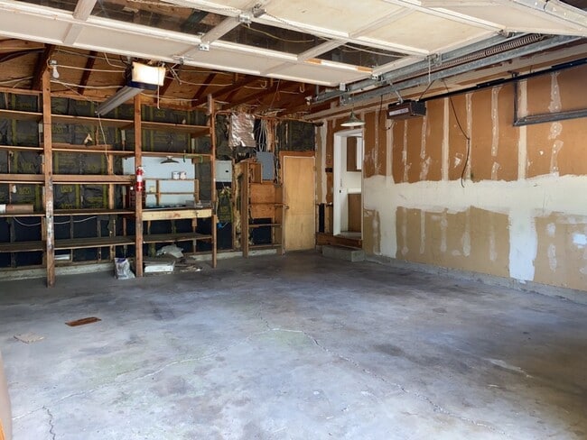 Building Photo - STUDENTS WELCOME! Sprawling Ranch Home w/ Large Fenced Yard