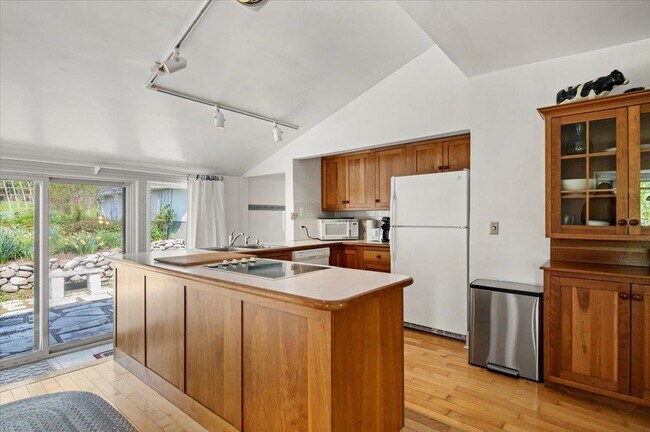 Building Photo - 627 W Rd