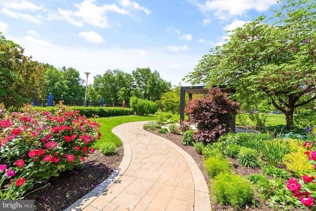 Building Photo - 6641 Wakefield Dr