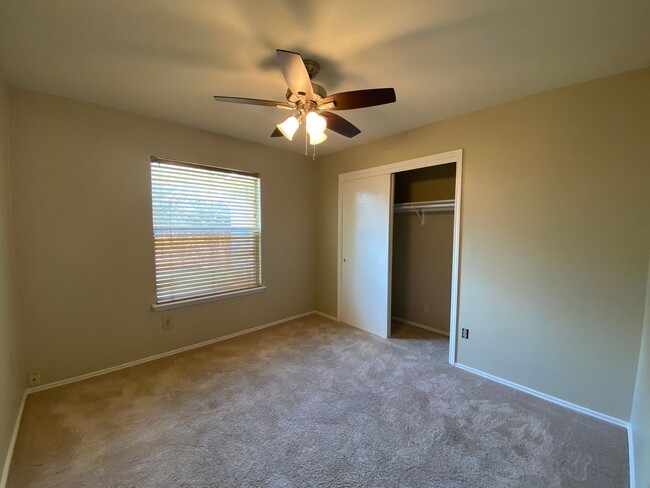 Building Photo - 3 Bedroom 2 Bath~ Updated Kitchen!