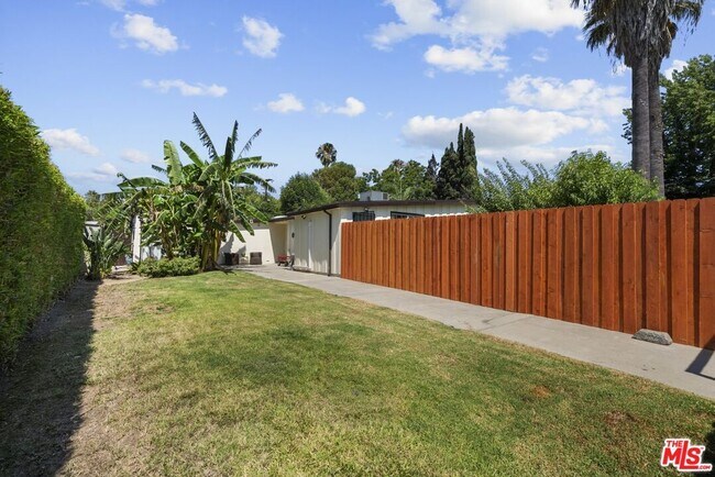 Building Photo - 7659 Lindley Ave