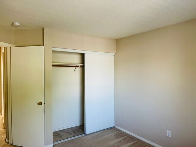 Building Photo - Close to freeway and shopping