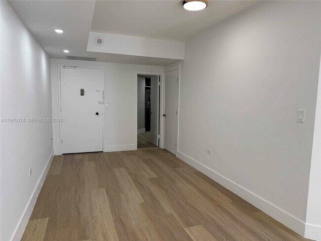 Building Photo - 999 Brickell Bay Dr