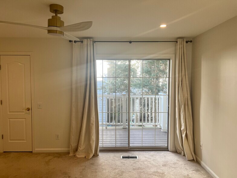 master bedroom - 1721 Kingsgate Ct