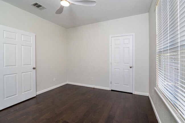 Building Photo - 9628 Beechnut Dr