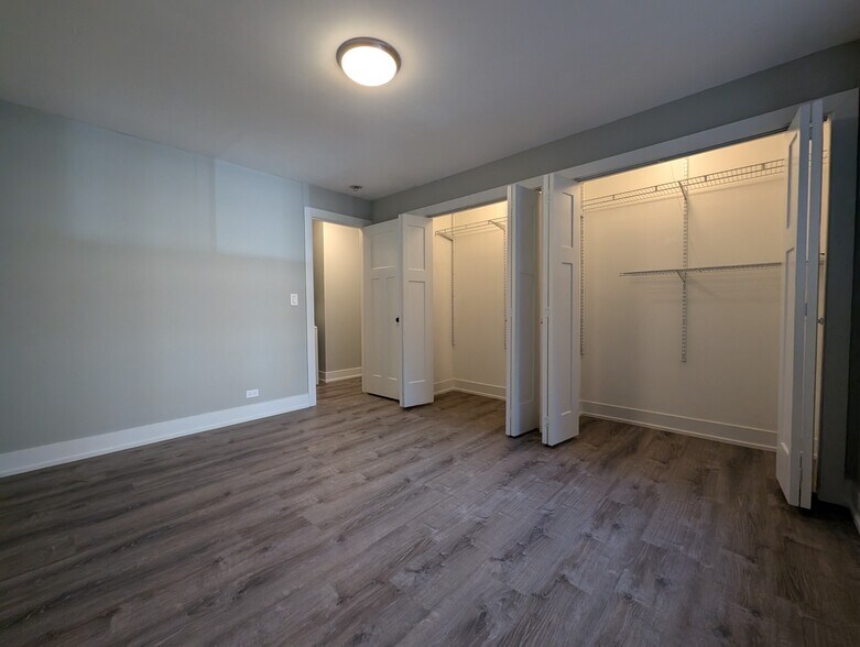 Building Photo - 542 W Surf St