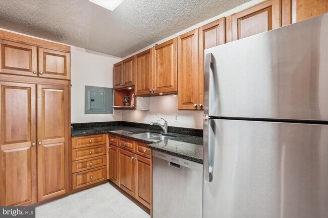 Building Photo - 7420 Westlake Terrace