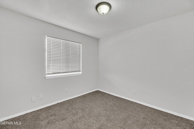 Building Photo - 10400 Valle Koki Dr